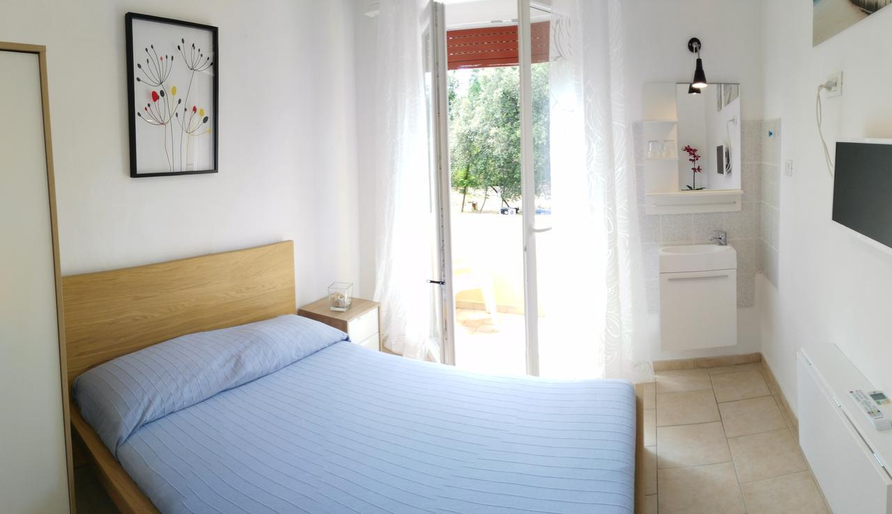 Residence Hotel Vittoria Tirrenia Buitenkant foto