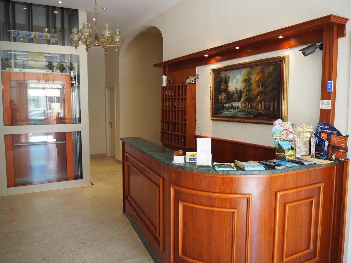 Residence Hotel Vittoria Tirrenia Buitenkant foto